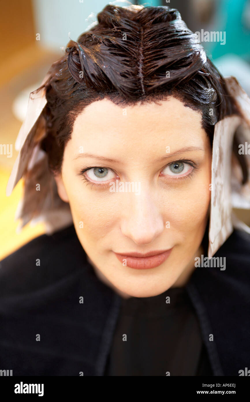 Femme ayant les cheveux teints Banque D'Images