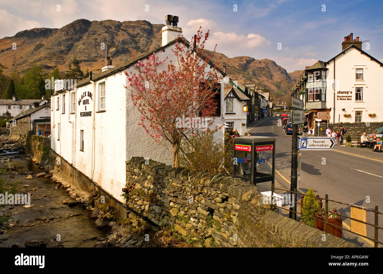 High Street, Coniston Coniston & Yewdale Fells derrière, Lake District, Cumbria, England, UK Banque D'Images