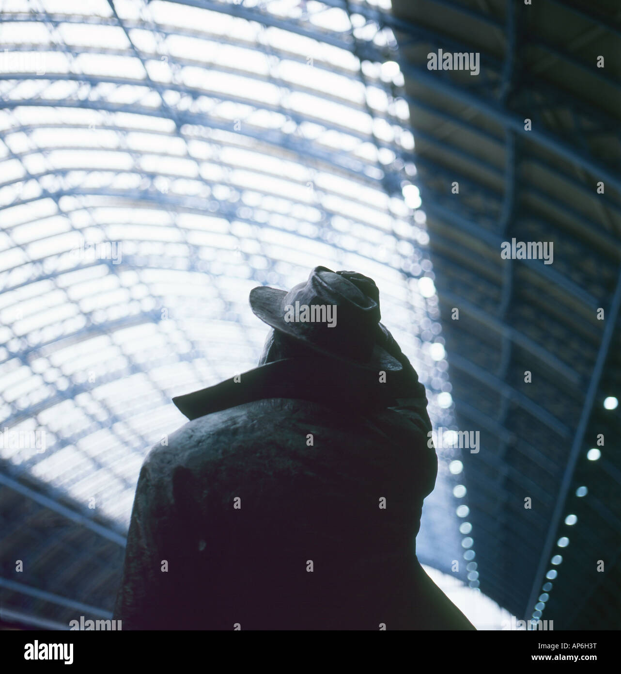Statue de Sir John Betjeman gare St Pancras International Londres, Angleterre, Royaume-Uni KATHY DEWITT Banque D'Images