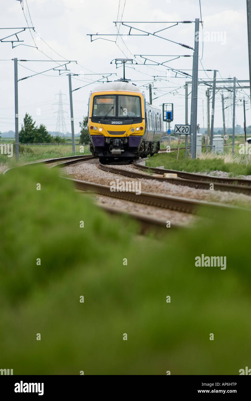 Un premier groupe 365 classe d'exécution sur un train First Capital Connect service ferroviaire dans l'Angleterre rurale Banque D'Images