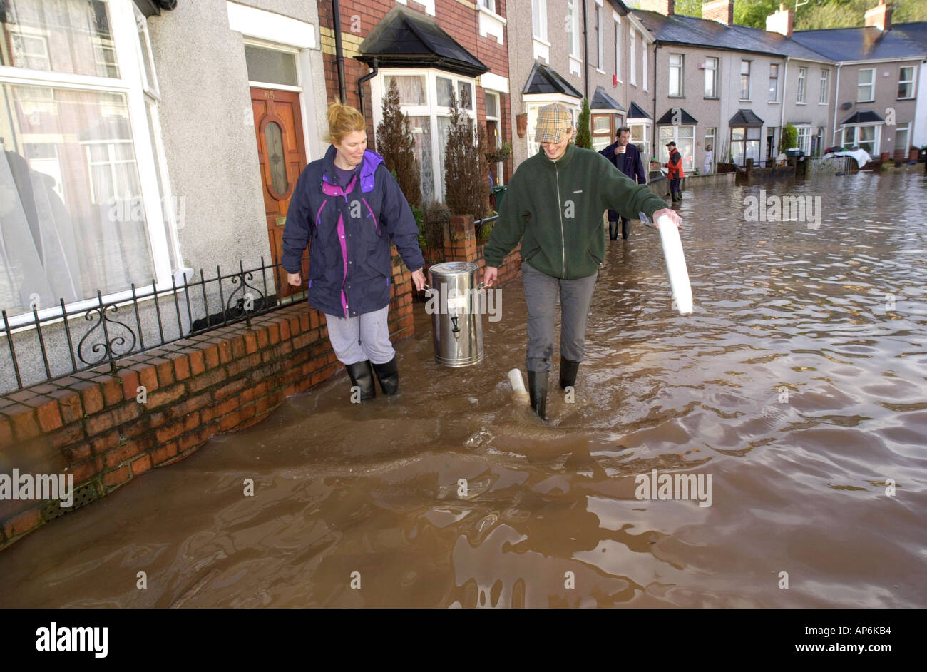 Les bénévoles assument une urne de thé aux propriétaires dont les maisons ont été inondées après de fortes pluies dans la région de Newport South Wales UK Banque D'Images