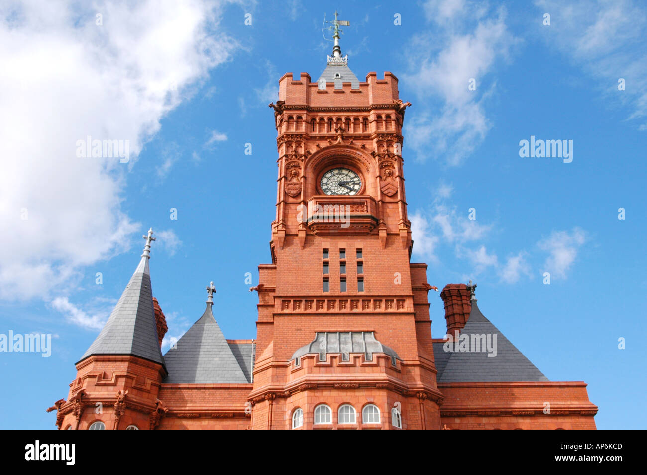 Tour de l'horloge de l'époque victorienne 1896 Pierhead building de l'ancienne maison du Bute Docks Company dans la baie de Cardiff South Wales UK Banque D'Images