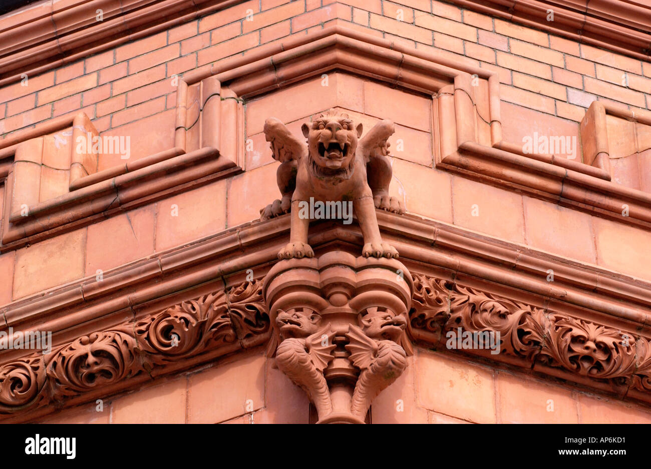 Détail de dragon sur Victorian 1896 Pierhead building de l'ancienne maison du Bute Docks Company dans la baie de Cardiff South Wales UK Banque D'Images