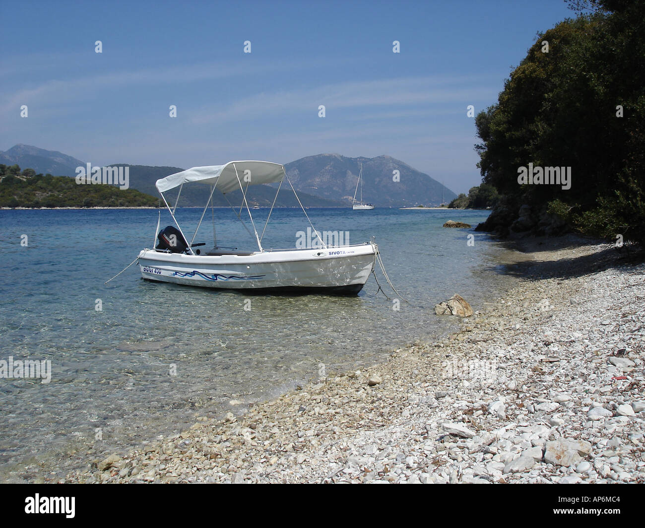 Bateau blanc amarré sur la plage à Meganisi Grèce Banque D'Images