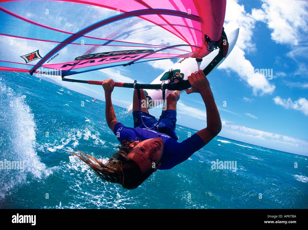 Planche à voile horizontalement dans l'air shot jump surf mer face Banque D'Images