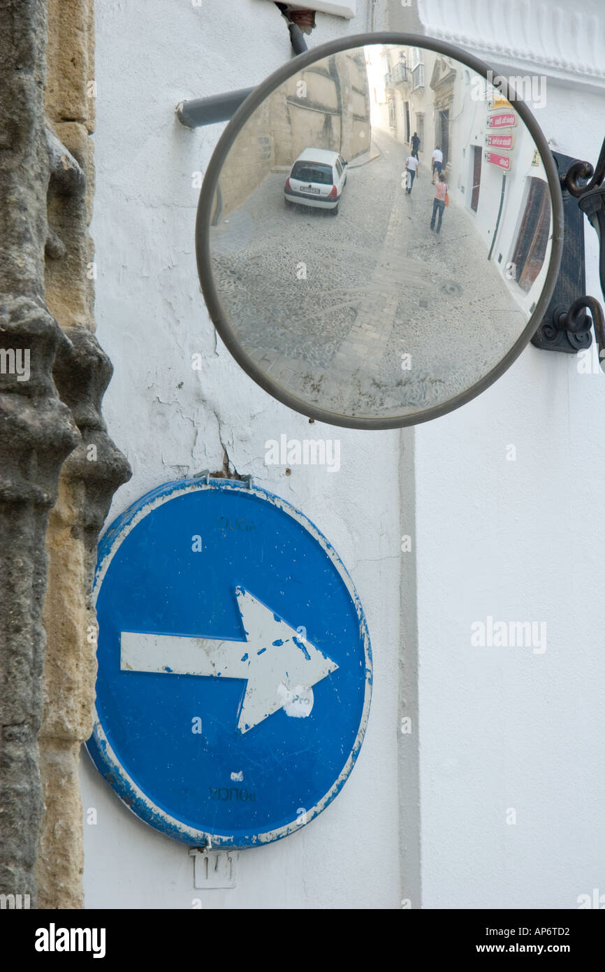 Arcos de la Frontera, province de Cadiz Andalousie Espagne miroir grand angle et signe la direction du trafic Banque D'Images