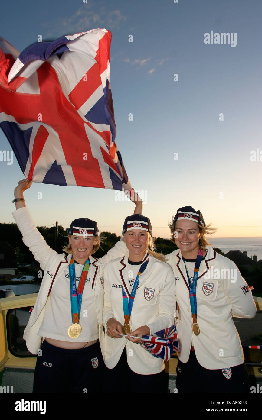 Shirley Robertson Sarah Ayton Sarah Webb Yngling Médaille d'or revenant à Cowes, île de Wight, Angleterre, Royaume-Uni Banque D'Images