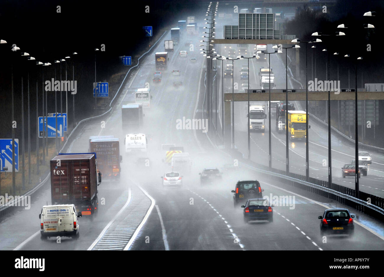 Véhicules DANS HEAVY RAIN SPRAY SUR L'autoroute M6 près de Wolverhampton, West Midlands RE CONDITIONS DE CONDUITE DANGEREUSES ETC,ANGLETERRE.UK Banque D'Images