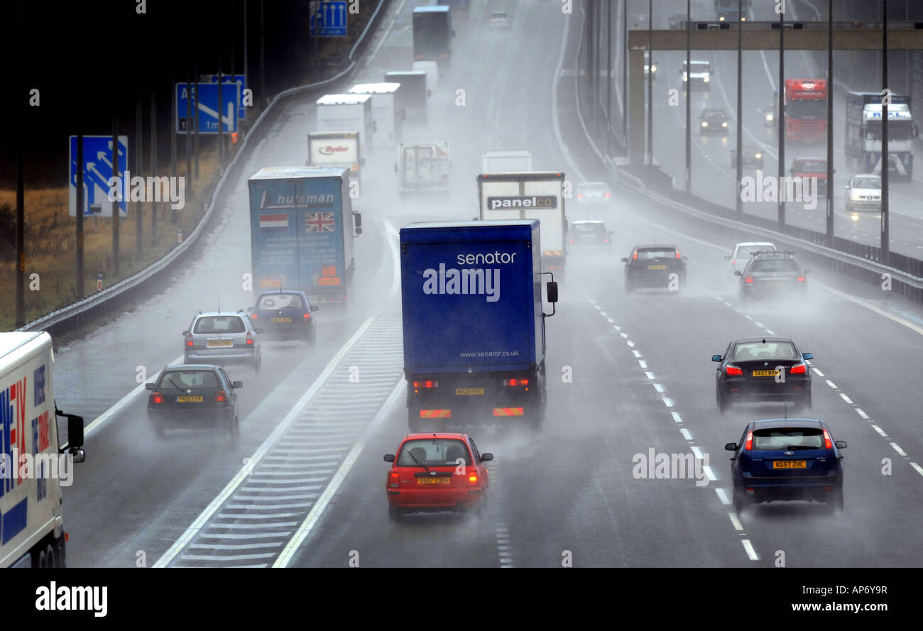 Le trafic d'autoroute M6 dans Heavy Rain SPRAY SUR L'autoroute M6 PRÈS DE CANNOCK, Staffordshire, Angleterre.UK Banque D'Images