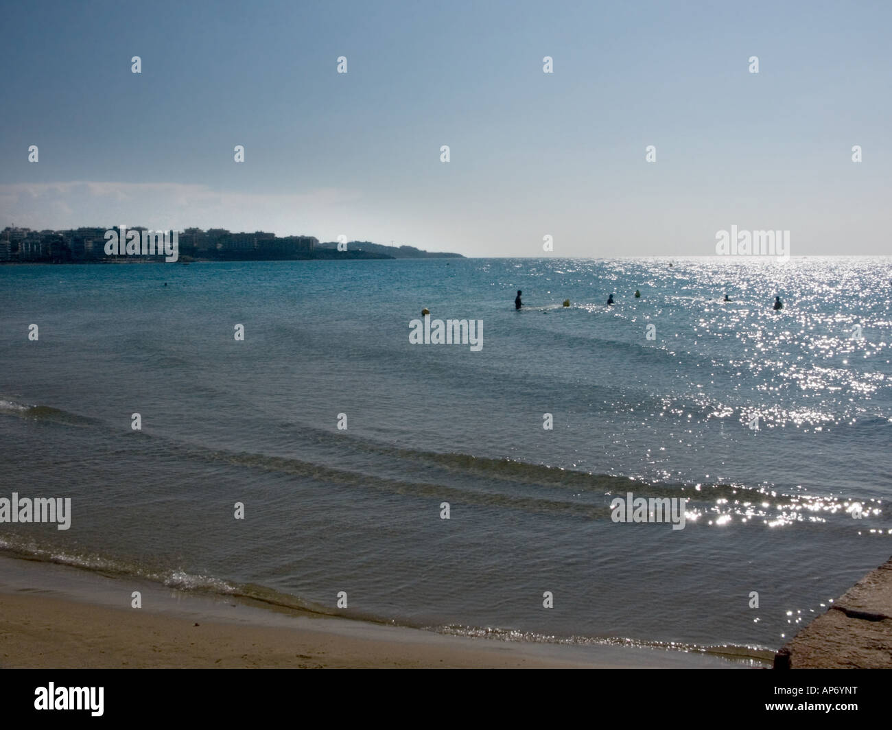 Baigneurs dans la mer lointaine au large de la plage Llevante à Salou, Costa Dorada, Espagne Banque D'Images