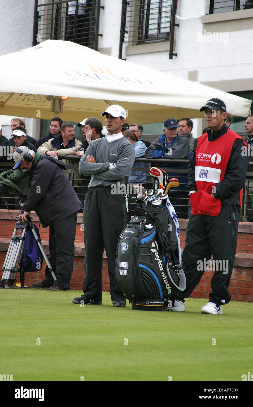 Golfeur professionnel Canadien Mike Weir en attente au 1er tee Carnoustie British Open Golf Championship 2007 Banque D'Images