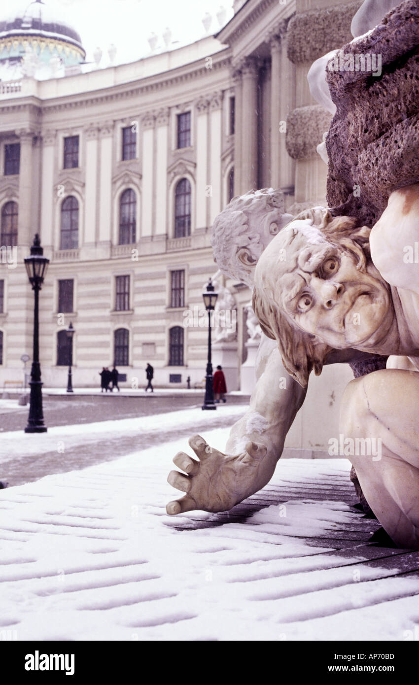 Statue d'hercule par le Michaeltor Gate sur Michaeler Platz menant à la Hofburg Vienne Autriche Banque D'Images