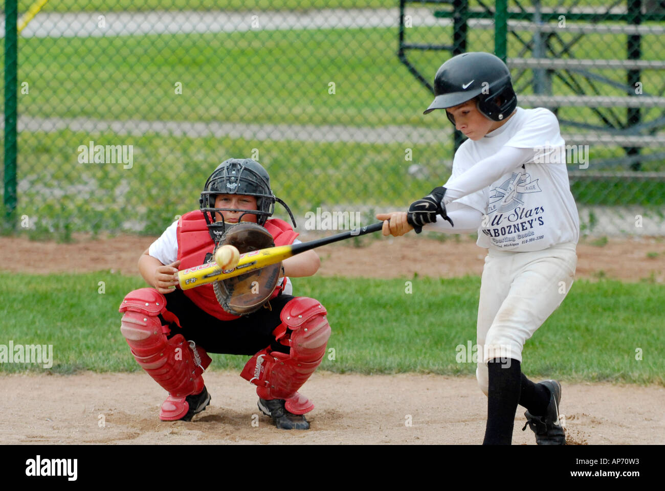 La petite ligue de baseball softball action Banque D'Images