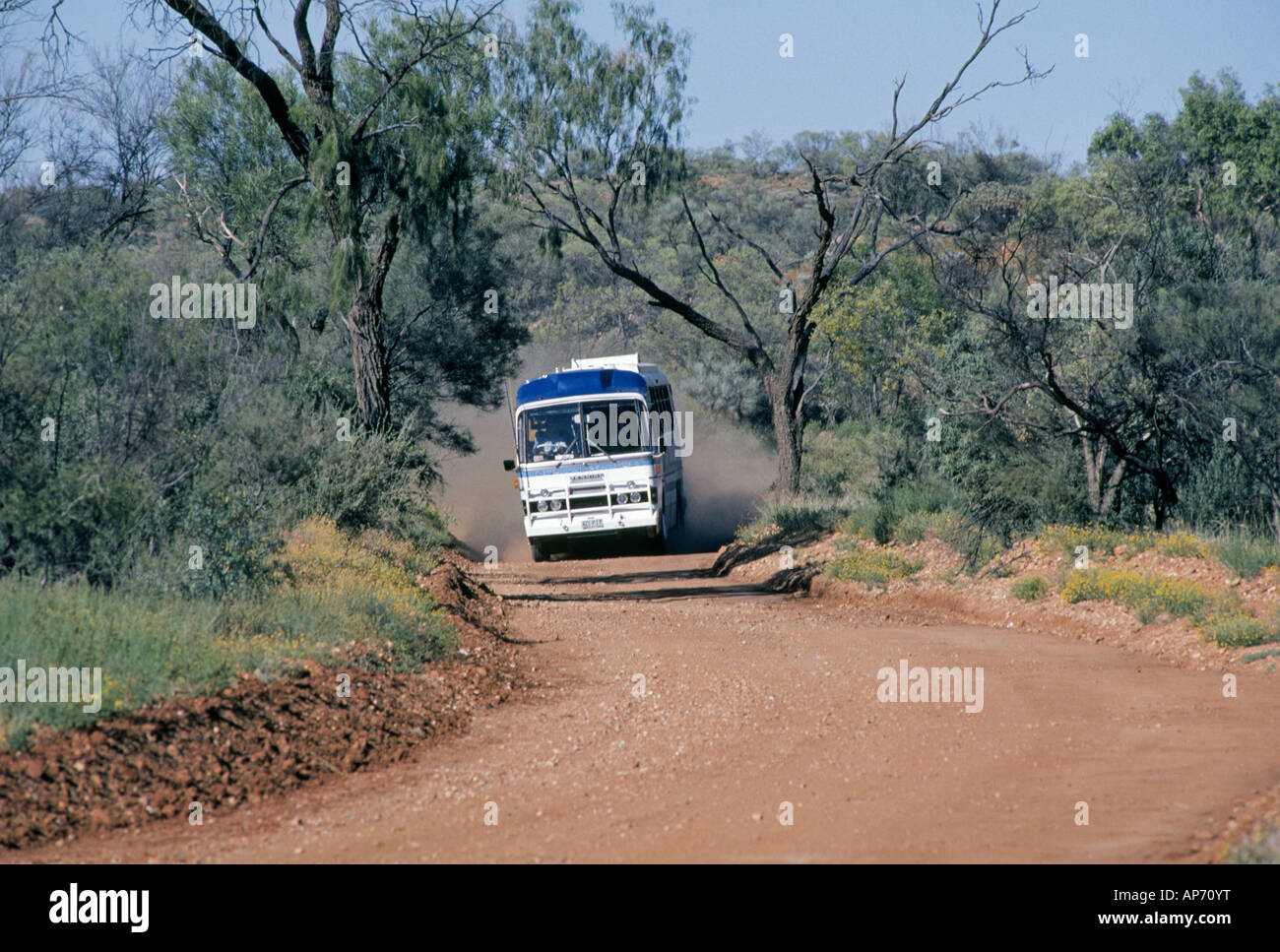 Un bus passe une route de terre dans l'Outback du Territoire du Nord en Australie centrale Banque D'Images