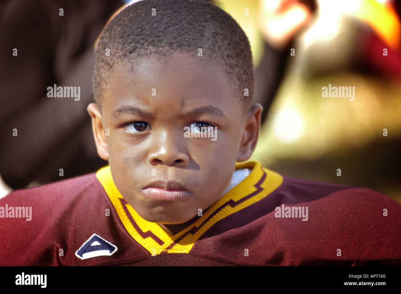 USA plein contact football jeux pour enfants 7 et 8 ans Afro ethnique joueur attendant d'entrer dans le jeu Banque D'Images