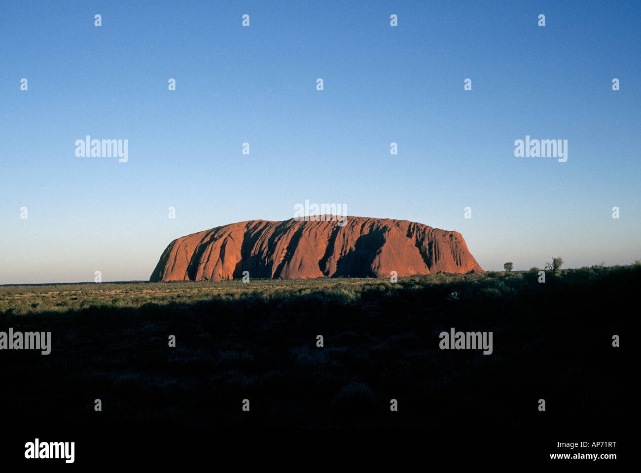 Vue d'Ayers Rock ou Uluru dans e Outback de Territoires du Nord Banque D'Images