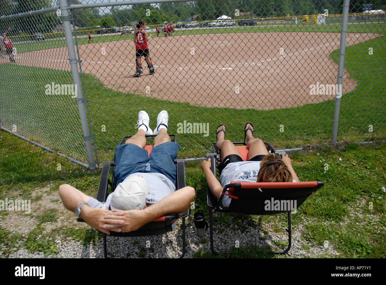 Les parents d'action Baseball regarder un match de baseball Banque D'Images