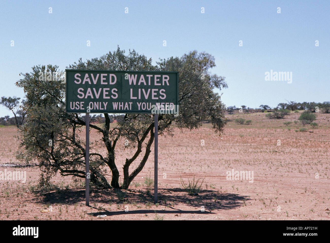 Un signe qui indique aux voyageurs de conserver l'eau dans l'Outback du Queensland en Australie Banque D'Images
