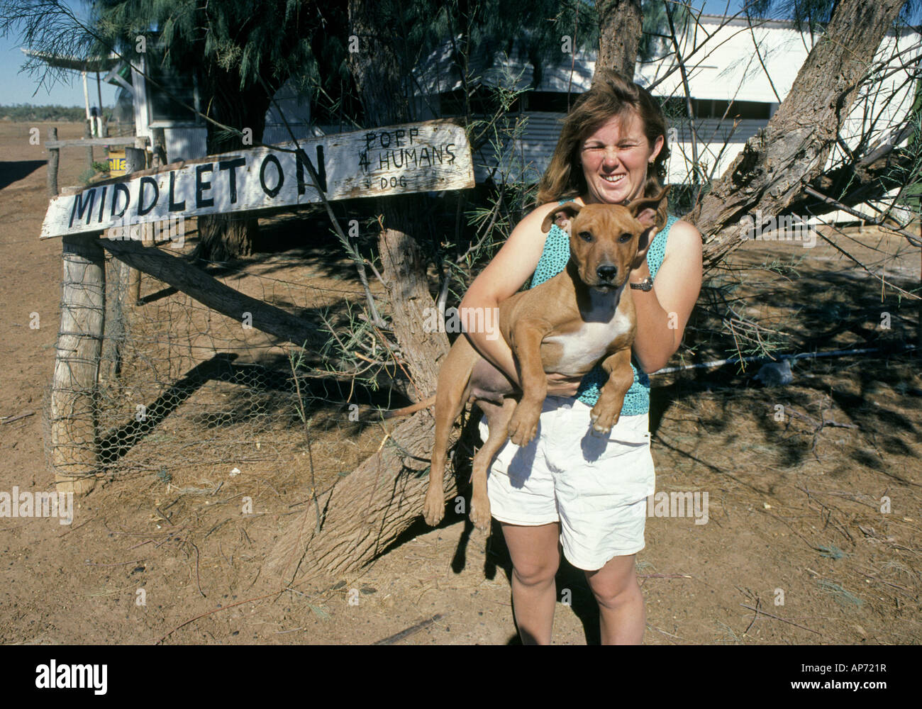 Un ranch femme et son chien dans la petite communauté de l'outback du Queensland en Australie Middleton Banque D'Images