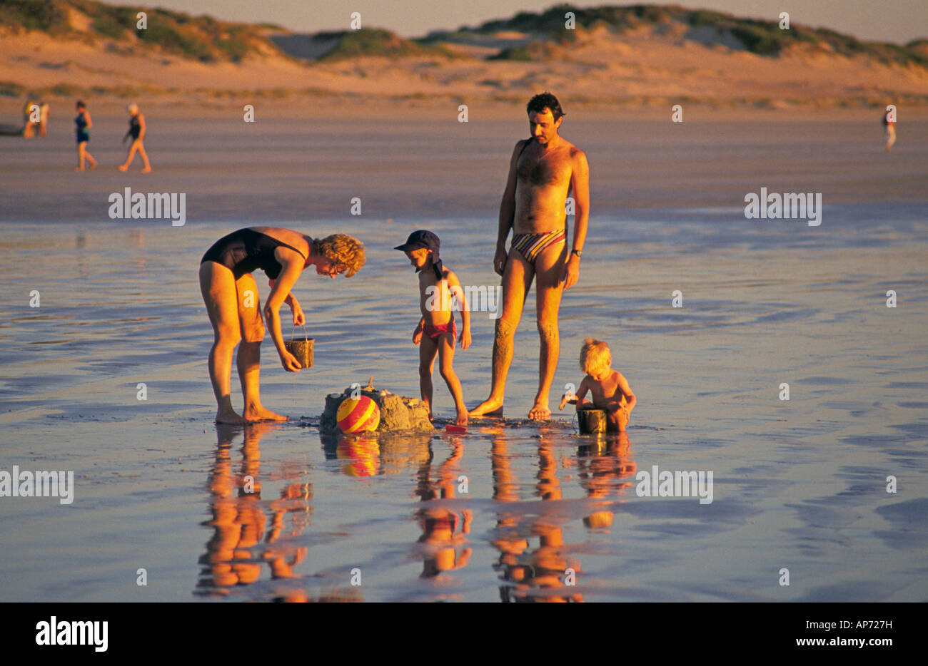 Une famille de visiteurs profiter de Cable Beach à Broome Australie de l'Ouest au coucher du soleil Banque D'Images