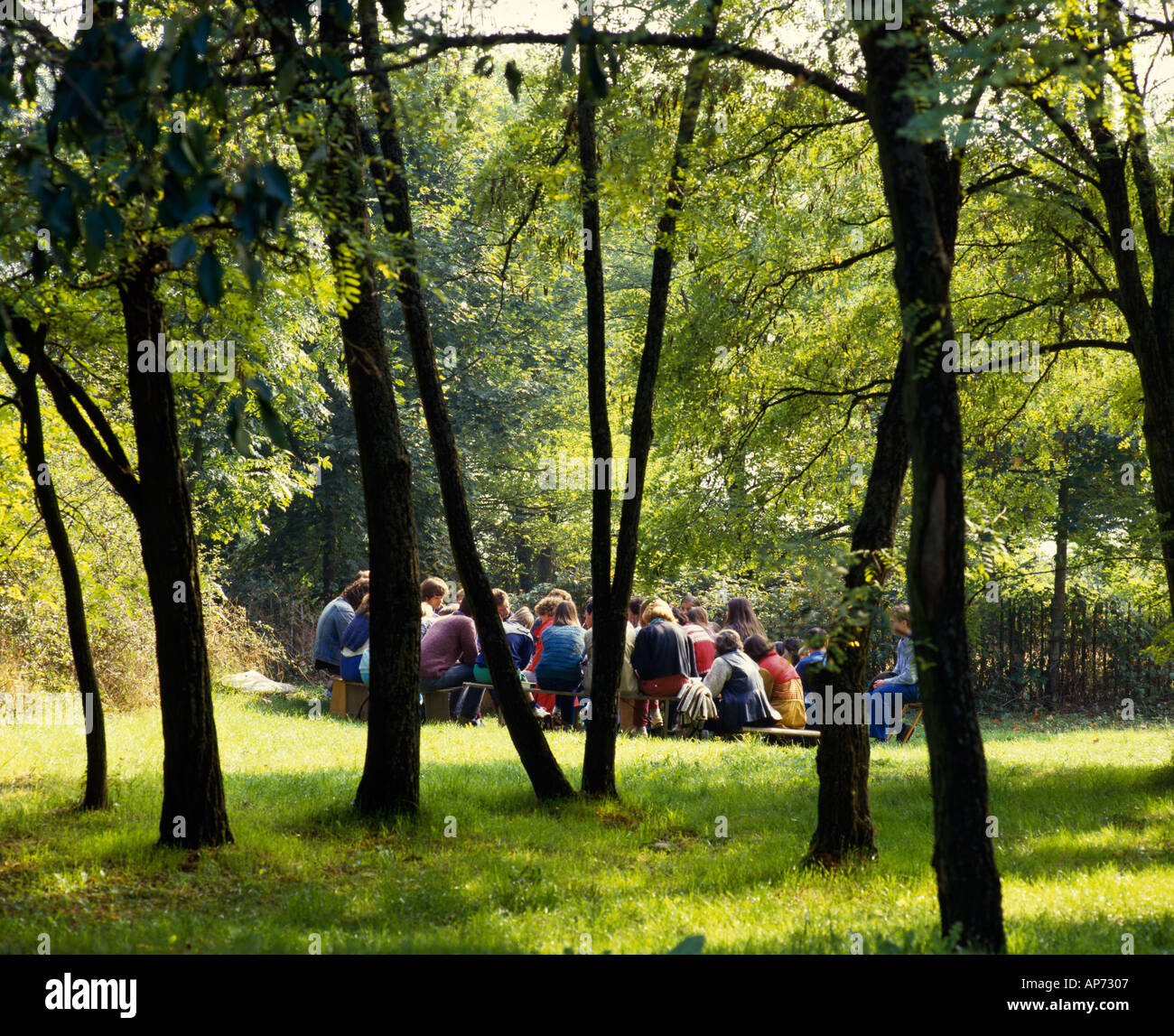 Les pèlerins se rassemblent pour la prière du matin à la communauté chrétienne de Taizé Saône et Loire France Banque D'Images