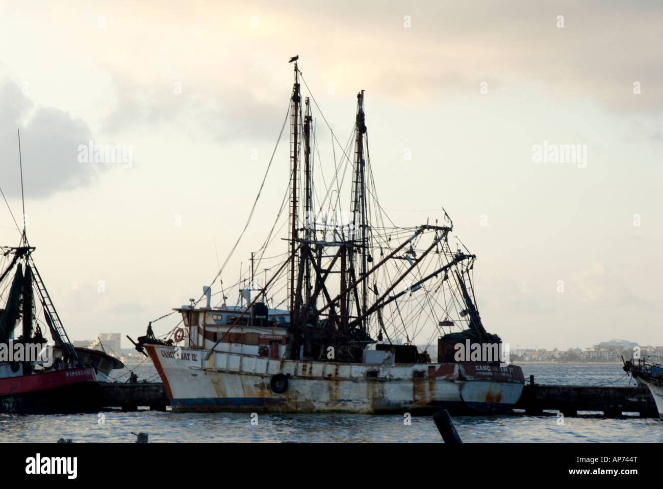 Un vieux bateau rouillé Banque D'Images