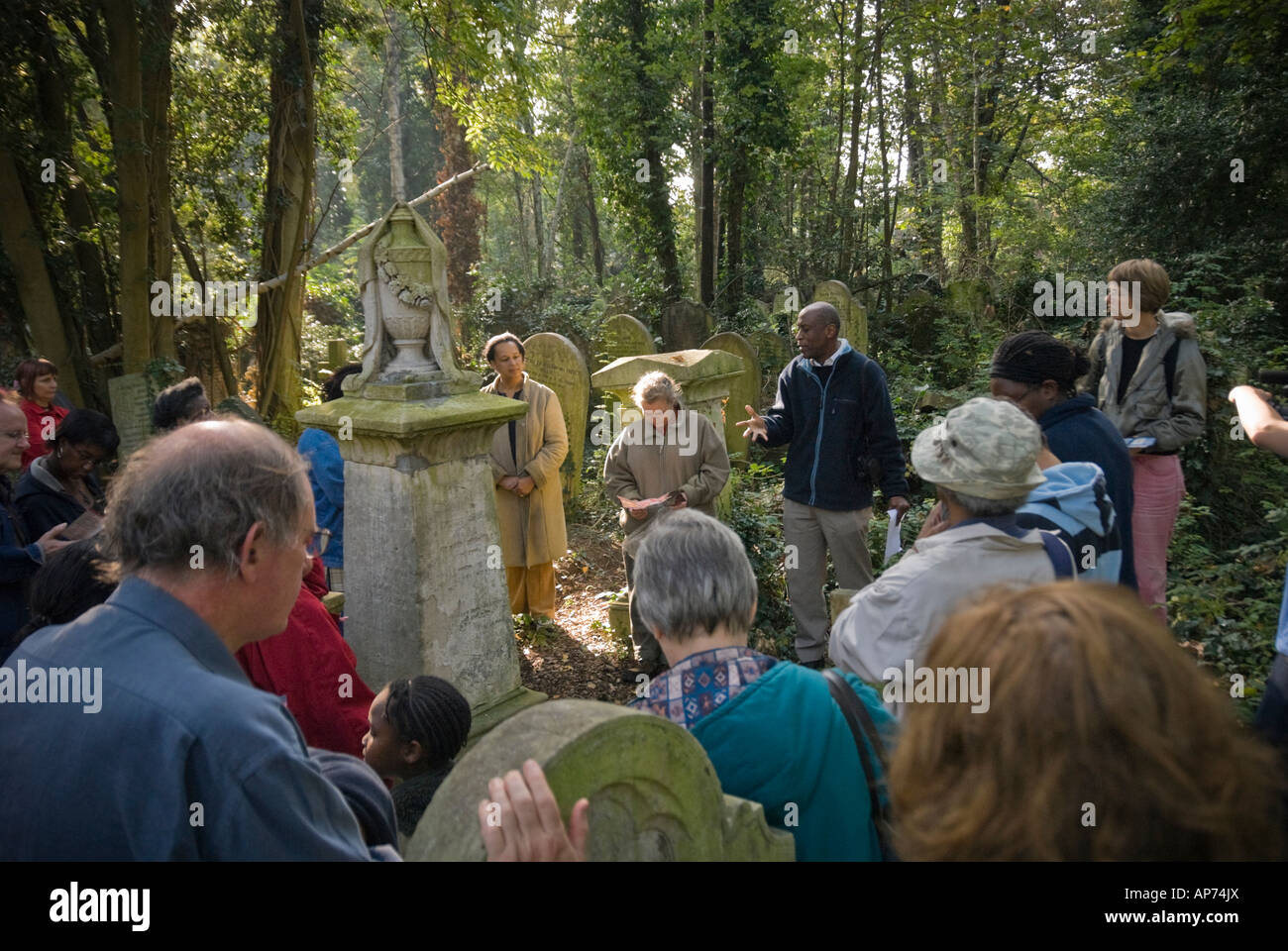 Arthur Torrington parle à la tombe de Joanna Vassa, fille de Géraldine Mallet, dans la région de Abney Park Cemetery, Londres Banque D'Images