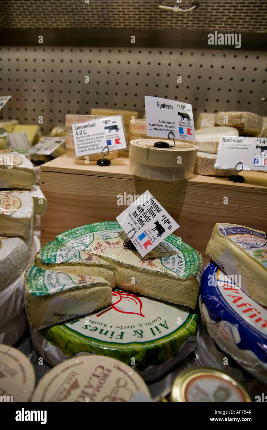 Affichage des fromages français dans un supermarché spécialisé dans les États-Unis d'Amérique Banque D'Images
