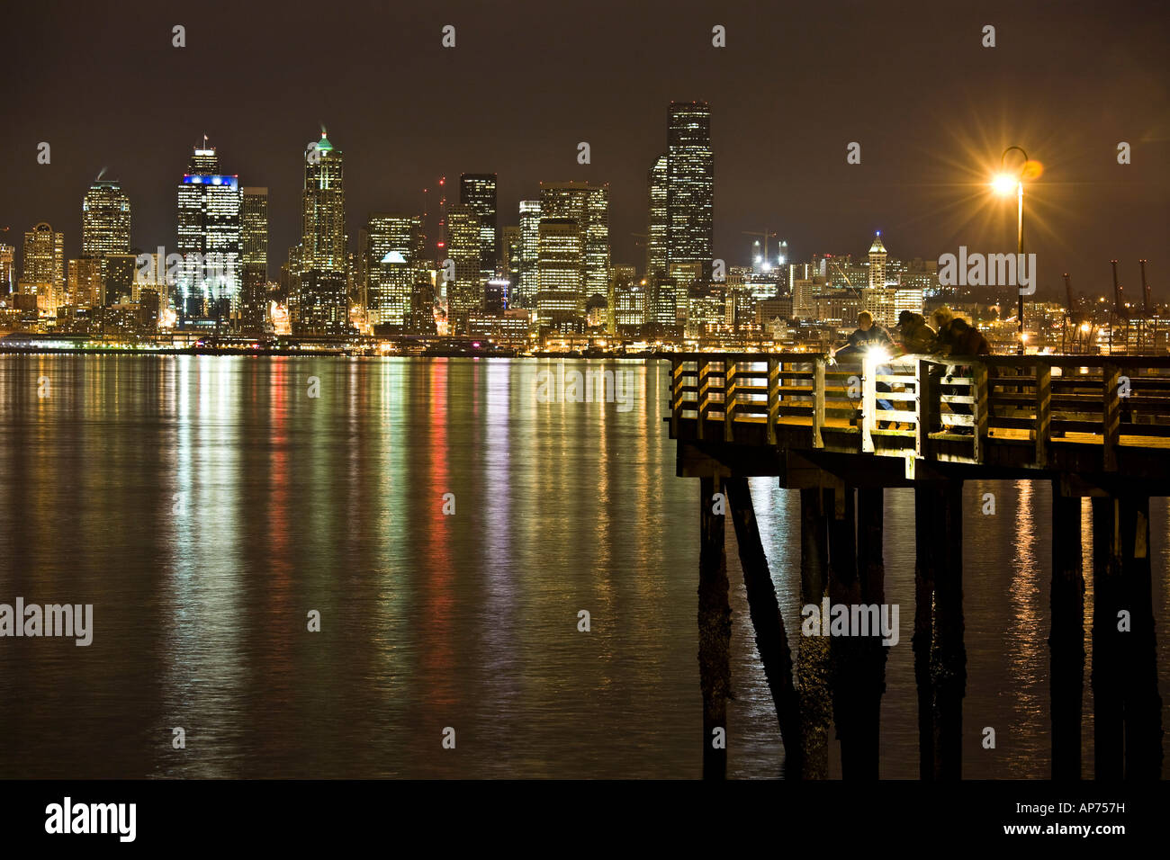 Les hommes La pêche de nuit de l'Ouest quai de pêche et publique de Seattle Seattle Washington d'horizon de l'Elliott Bay Banque D'Images