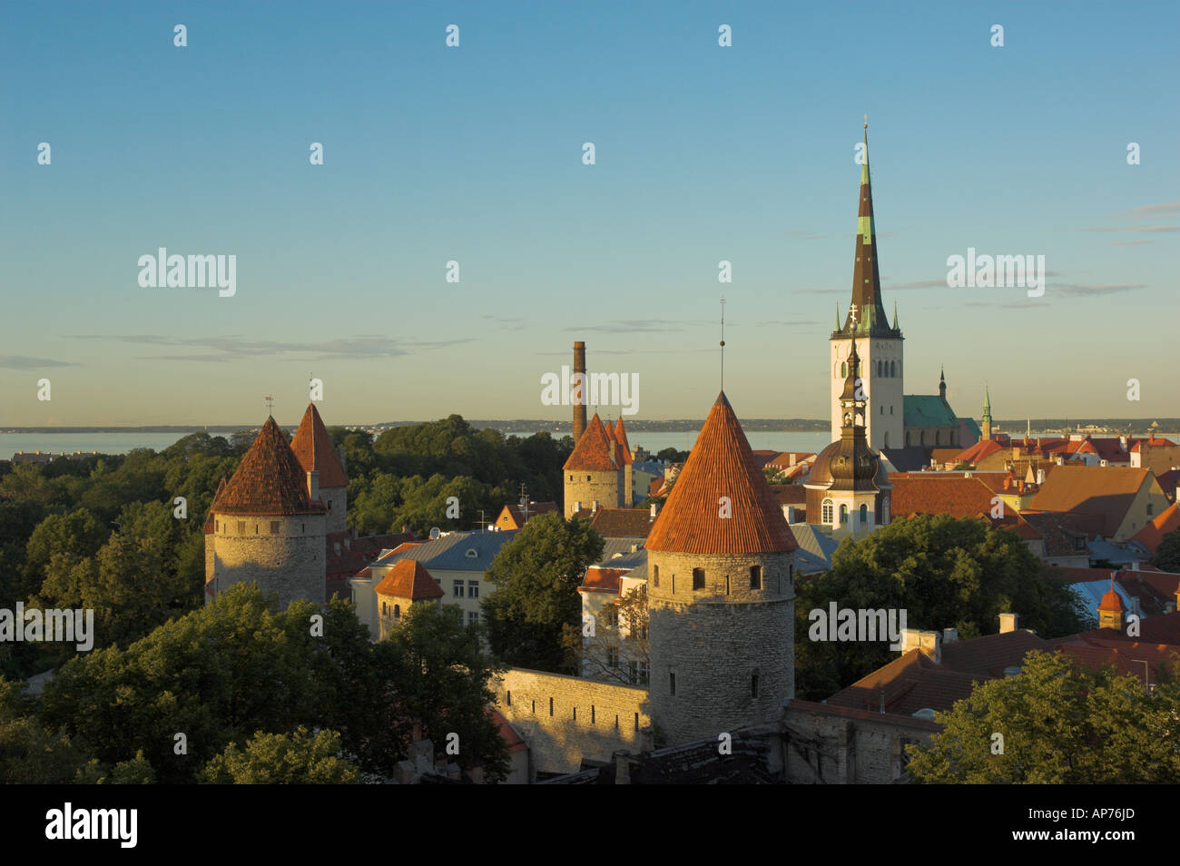 La vieille ville de Tallinn ville médiévale de tours de défense et les murs de l'église St Olafs Baltes Estonie coucher du soleil Banque D'Images