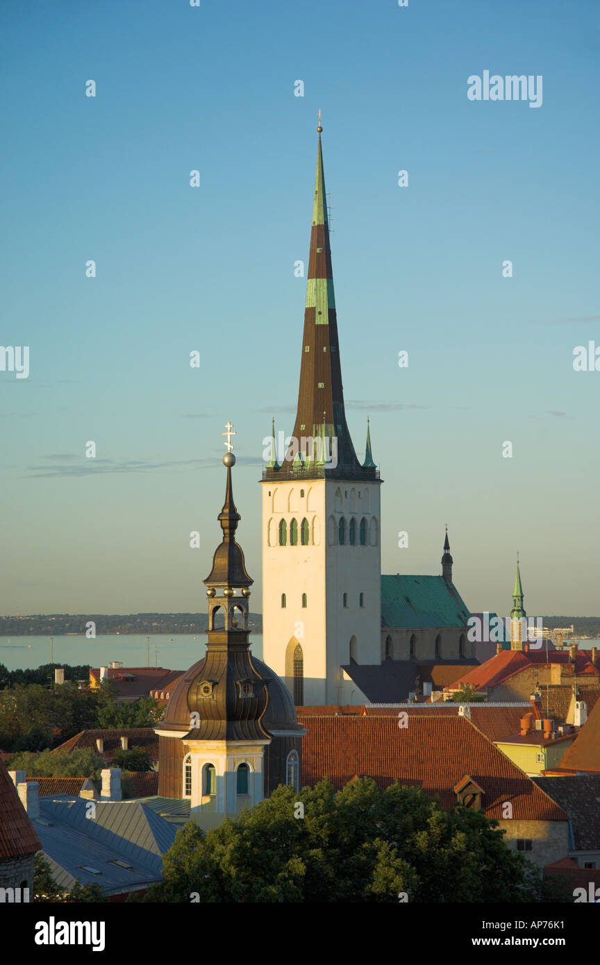 La vieille ville de Tallinn ville médiévale et l'église St Olafs Baltique Europe UE Estonie Banque D'Images