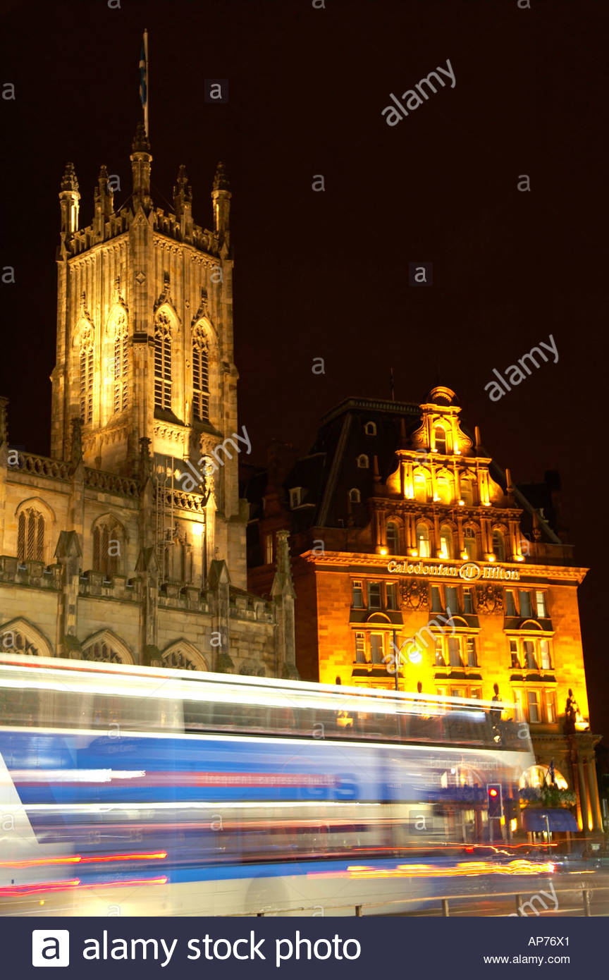 Hôtel Caledonian et St John's Church de nuit, Edimbourg en Ecosse Banque D'Images