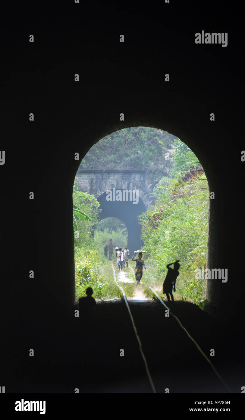 Format portrait sur le tunnel de chemin de fer Fianarantsoa Côte Est (FCE) ligne de chemin de fer, les enfants jouant sur la voie, est de Madagascar Banque D'Images