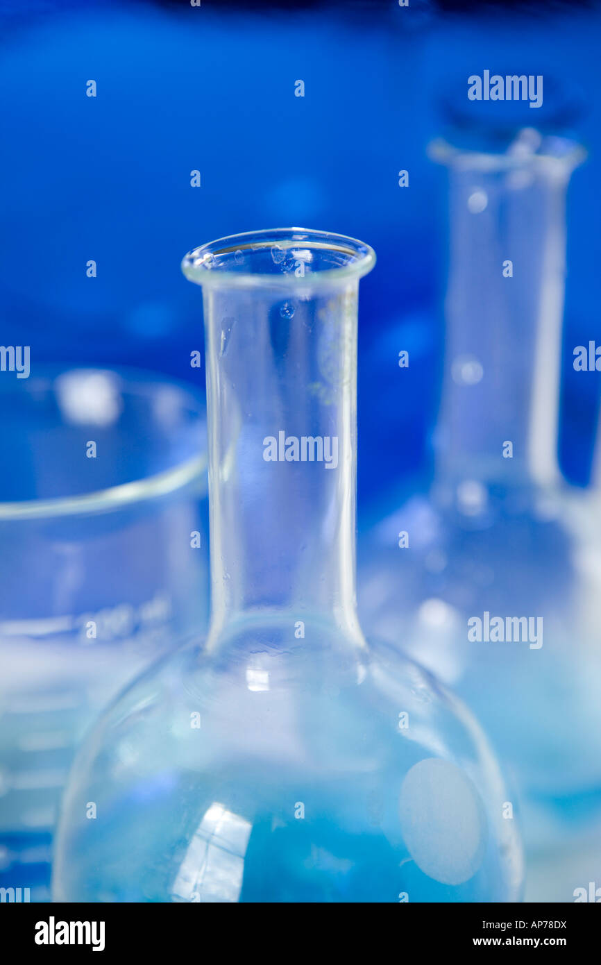 La recherche scientifique chimie flacons et bols avec une solution bleue à la recherche en laboratoire de chimie biotechnologie bleu réaction bécher Banque D'Images