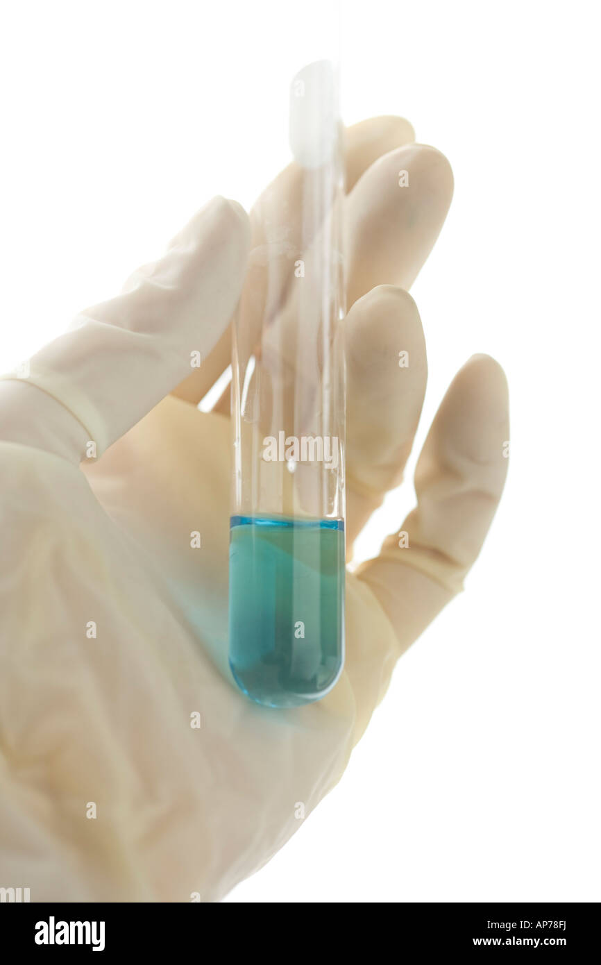 Main gantée tient le tube de test avec une solution bleue dans la recherche en laboratoire de biotechnologie Banque D'Images