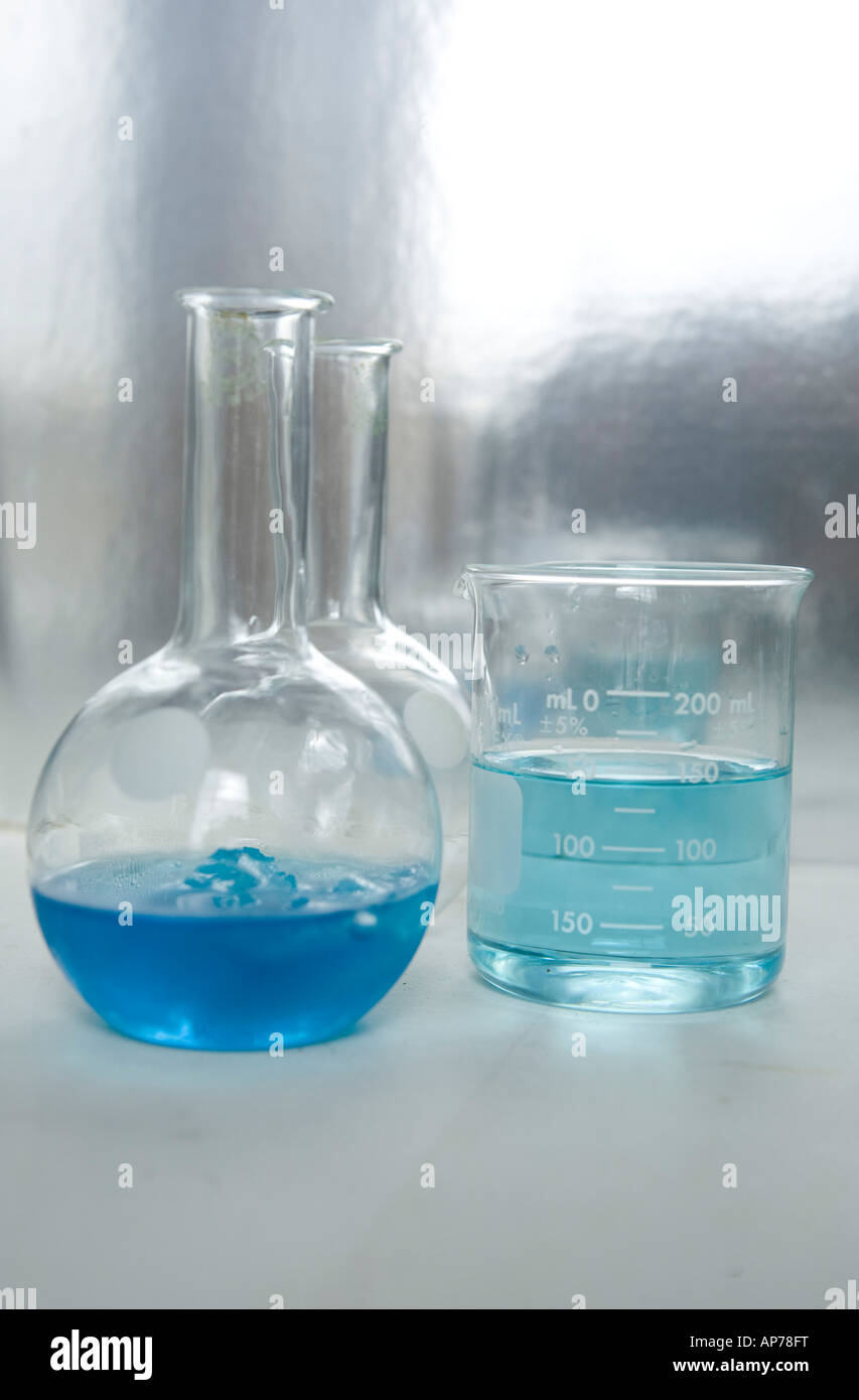 La recherche scientifique chimie flacons et bols avec une solution bleue en laboratoire de biotechnologie Banque D'Images
