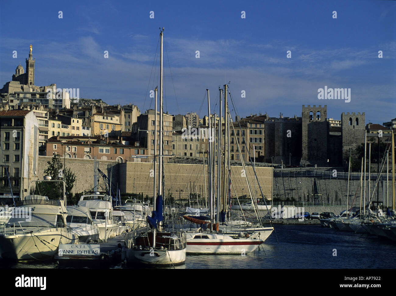 France Marseille Le Vieux Port avec l'église Saint Victor et Notre Dame De La Garde Banque D'Images