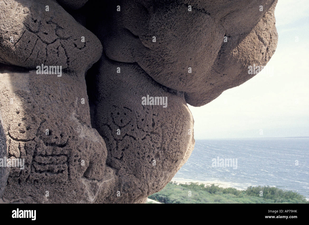 Pétroglyphes Indiens Taino dans une grotte peu profonde sur les falaises surplombant le lac Enriquillo dans la partie ouest de la République Dominicaine Banque D'Images