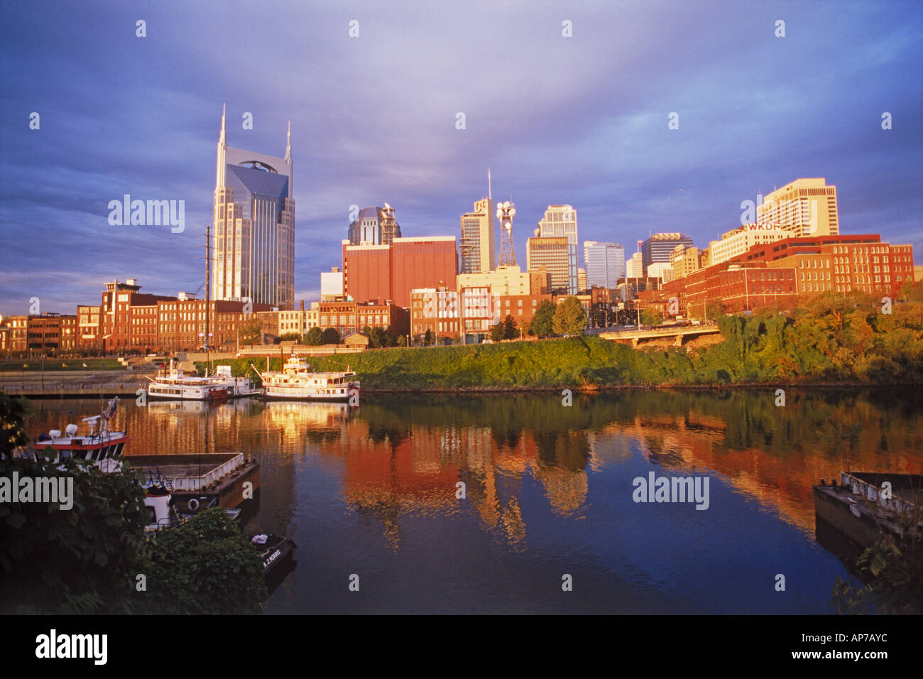 Lever du soleil contre Nashville skyline sur la rivière Cumberland au Tennessee Banque D'Images