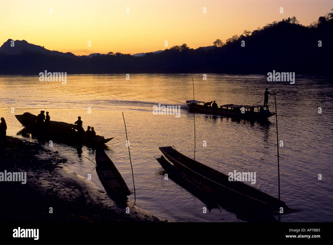 Laos Luang Prabang Mekong paysages paysage personnes bateaux au coucher du soleil Banque D'Images