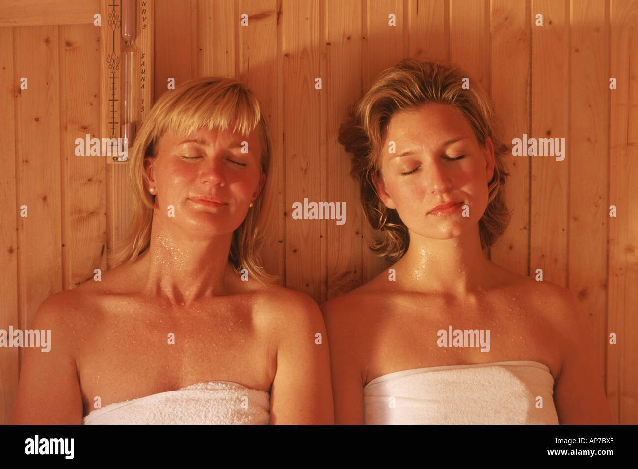 Deux femmes assises à l'intérieur d'un sauna traditionnel en bois en Suède Banque D'Images