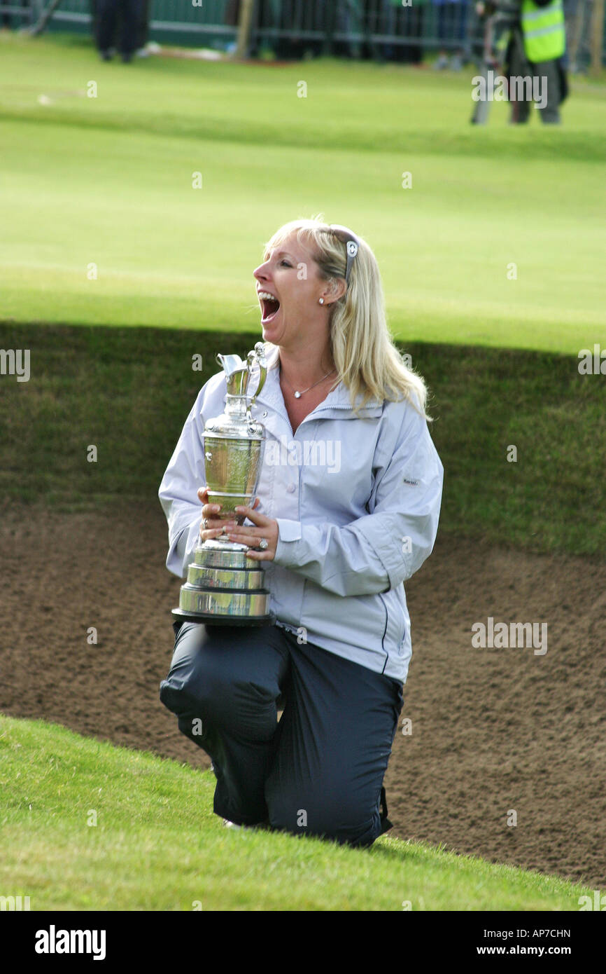 Caroline avec la Claret Jug Harrington, épouse de Padraig Harrington, vainqueur du championnat 2007 British Open à Carnoustie Banque D'Images