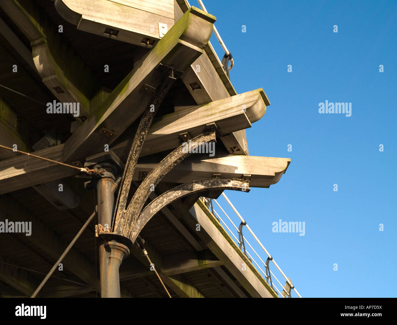 Détail structurel de la jetée de Saltburn restaurée montrant la ...