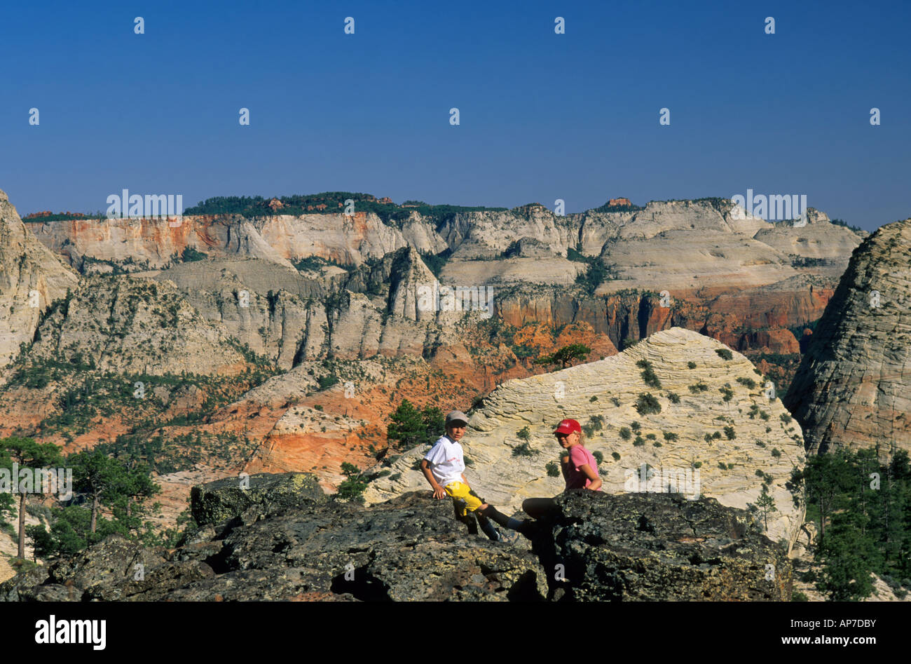 Les enfants en vue des pics de Northgate Zion Canyon au nord ange gardien sur le Zion National Park Utah USA Banque D'Images