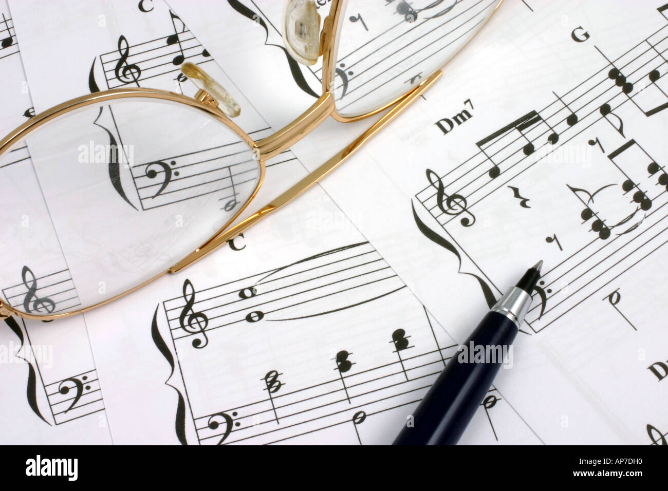 Feuilles de musique avec un stylo et une paire de lunettes Banque D'Images