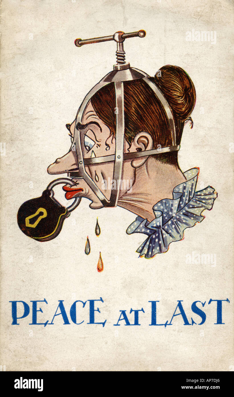 Enfin la paix. Une guerre mondiale 1 Carte postale montrant une femme réduite au silence. Humour malgré les horreurs de la guerre. Banque D'Images