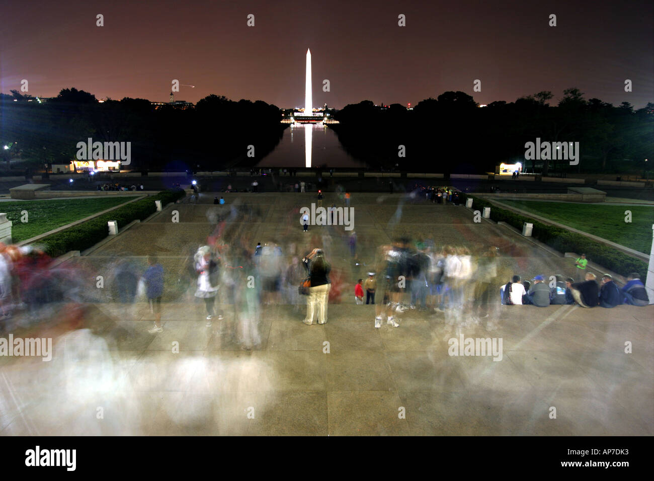 Les touristes sur Lincoln Memorial étapes avec le Washington monument en arrière-plan Banque D'Images