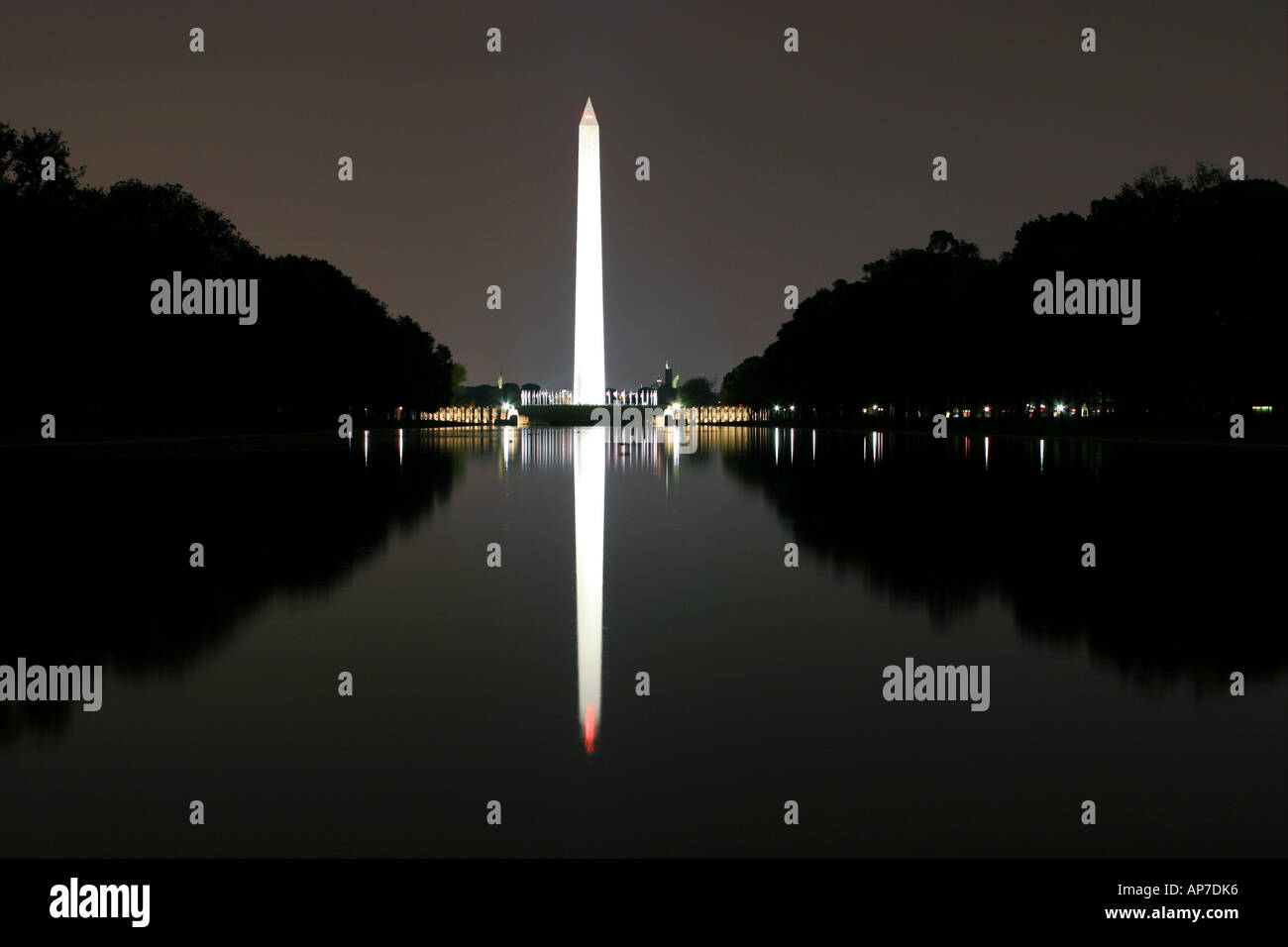 Washington monument et reflétant étang la nuit Banque D'Images
