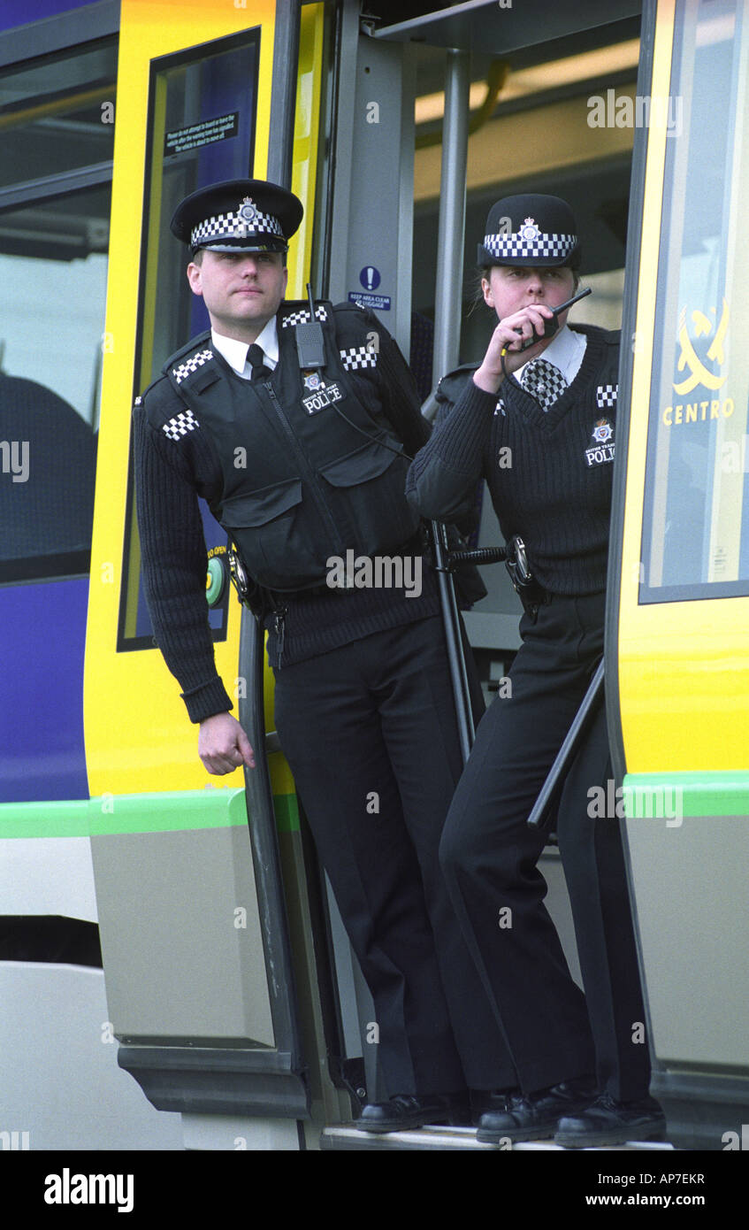 Les agents de la Police des Transports britannique opérant sur le Métro de Birmingham Banque D'Images