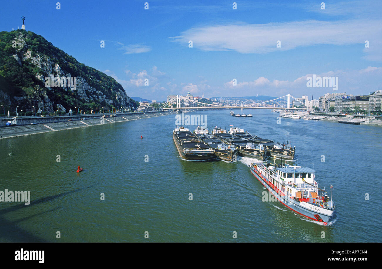 Barges Cargo sur Danube passant Budapest avec Palais Royal à distance Banque D'Images